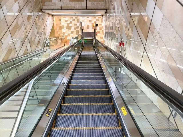 Mozgólépcső metróállomás aluljárójában