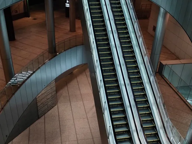 Mozgólépcsők egy modern bevásárlóközpont belső terében